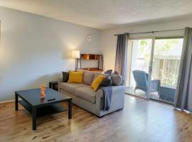 Entire 1-Bd Gated Condo (30-40mins from Disney), מלון בהסיינדה הייטס