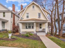 Charming Cuse home close to downtown & university, hotell i Syracuse
