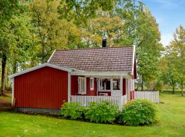 Awesome home in Bolms with 3 Bedrooms and WiFi, hotel di Bolmsö