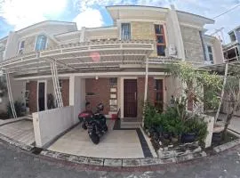 Ndalem Ngadimulyo Homestay Jogja Family Only