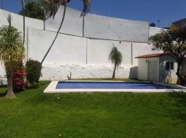 Casa Cuernavaca con alberca en fraccionamiento, loma-asunto kohteessa Cuernavaca