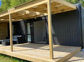 Tiny Home Farm Stay Retreat, tiny house in Hikutaia