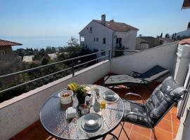 Apartment Lady Daniela mit Meerblick in Lovran, family hotel in Lovran