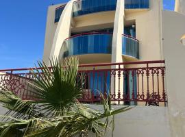 5 bedroom relaxing villa with sea view, cabaña o casa de campo en Umm Al Quwain