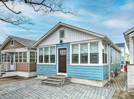 Beach Retreat with BBQ, Patio and Outdoor Shower!, hôtel à Seaside Heights