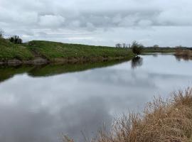 2-Bed Apartment Sleeps 6 with Parking, hotel que aceita pets em Kildare