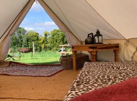 Home Farm Radnage Glamping Bell Tent 5, with Log Burner and Fire Pit, hotel en High Wycombe