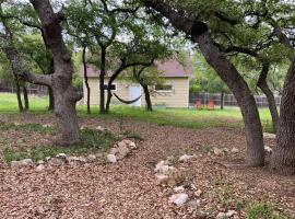 Boulder Bluff Inn: San Marcos şehrinde bir otel