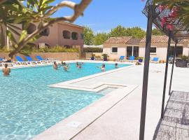 Les Cigalous, hotel v destinaci Salavas