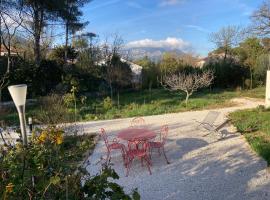 Haut de villa avec terrasse privative jardin et parking tout près des plages, holiday rental sa Toulon
