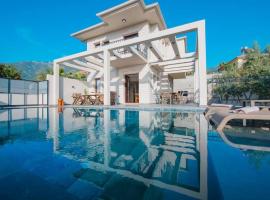 Havuzlu korunaklı jakuzili villa, hotel en Fethiye