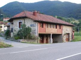 CASA ALDEA LOS CASTAÑOS, guest house in Triongo