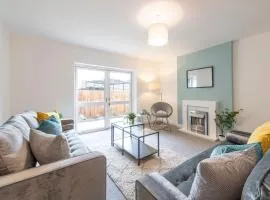 Large 2-Bedroom Bungalow near Airedale Hospital, Keighley, Convenient Location with Parking