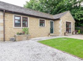 Large 2-Bedroom Bungalow near Airedale Hospital, Keighley, Convenient Location with Parking, Bungalow in Steeton