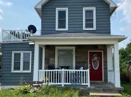 3bed 2bath nestled in cozy Grandview neighborhood, Ferienhaus in Dubuque
