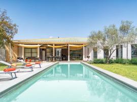 Villa Art Deco : Stylish villa with extra long pool in Sommières, hotell i Villevieille