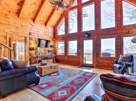 Smoky Mountain Cabin Rental with Hot Tub and Fire Pit!, hotell sihtkohas Bryson City