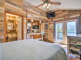 Water Views and Fire Pit! Guadalupe River Cottage, hotelli kohteessa Seguin