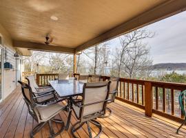 Waterfront Home on Beaver Lake with 2 Decks!, cottage in Garfield