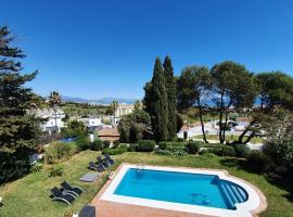 Beautiful 5 Bedroom Villa with Private Pool with Stunning Sea Views, Walking distances to Shops Restaurants Beach, hotel di Manilva