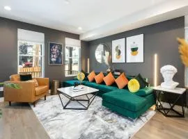 Stunning 3BD 3.5 BA - 10 Min to Downtown! Garage!