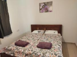 ארנון בגולן, Hotel in Avnei Eitan