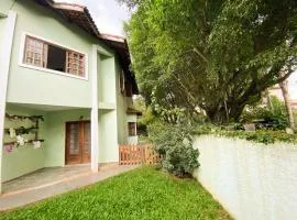 Casa confortável com churrasqueira na Granja Viana