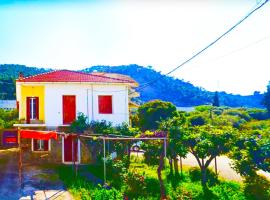 TWO-BEDROOMS in GREEK VINTAGE HOME with shared Bathroom เกสต์เฮาส์ในคอรินทอส