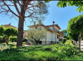 Affittacamere Villa Sofia con uso cucina e ampio giardino, casa de hóspedes em Calcinelli