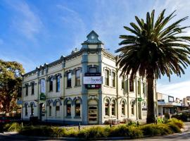 Stay at the historic Star Hotel, apartment in Sale