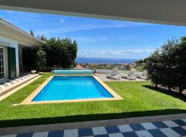 Casa Roc Madeira - 5 Bedrooms - Ocean and City Views - Private Heated Pool, hotel ve Funchalu