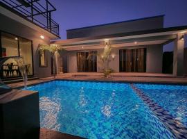 The Luxury Villa -Private Pool-, cottage in Pantai Cenang