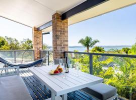 Away at Nelson Bay, 29 Wollomi Ave - Water Views, Pet Friendly, Wifi & Aircon, vacation home in Nelson Bay