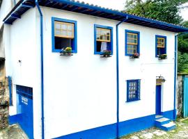 Casa charmosa no Centro Histórico com garagem, tradicionalna kućica u gradu 'Ouro Preto'