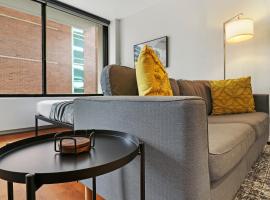 Chic & Roomy Studio in the Near North Side - Chestnut 16D, apartment in Chicago