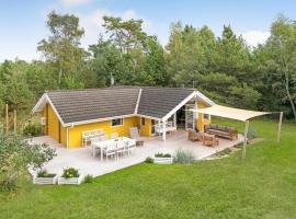 Cozy Home In Højby With Kitchen, hotel v destinaci Højby