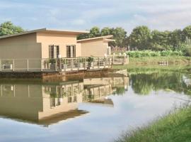 Life At REPOSE- Lake Villas Resort & Club: Chor Warodra şehrinde bir havuzlu otel