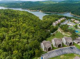 Cozy Lakeside Getaway - Outdoor Theater - Free Early Check-In- 4min to Silver Dollar City, Hotel in Branson