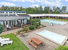 Holiday Apartment Close To Dueodde Beach, hotel con alberca en Neks&oslash;