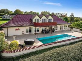 Holiday Home With Pool And Panoramic View Of The Sea, feriehus i Asperup