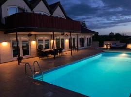 Holiday Home With Pool And Panoramic View Of The Sea, hotel com estacionamento em Asperup