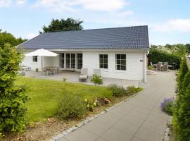 New And Cosy House Near Beautiful Beach And Nature, hotel in Hornbæk