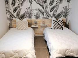 Maison proche la Rochelle, hotel in Saint-Christophe