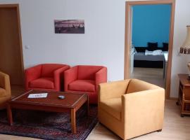Apartment E2 - Gut ausgestattete 3-Zimmerwohnung 64 qm, für 1-3 Personen 1 DZ 1EZ, cheap hotel in Grafenwöhr
