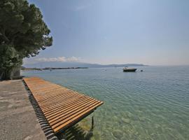 Modern Flat with lake view & private beach!, hotel med parkering i Toscolano Maderno
