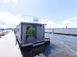 Hausboot Fjord Serina mit Biosauna in Schleswig, hotel in Schleswig