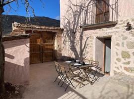 Acogedora casa con patio-parking, hótel í Albarracín