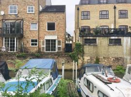 River Penthouse Apartment In The Heart of, hotel with parking in Saint Neots