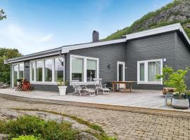 Gorgeous Home In Revsnes With Wifi, hotel v mestu Refsnes