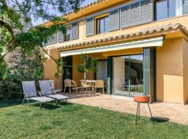 Family villa in Torremirona Resort, hotel v destinaci Navata